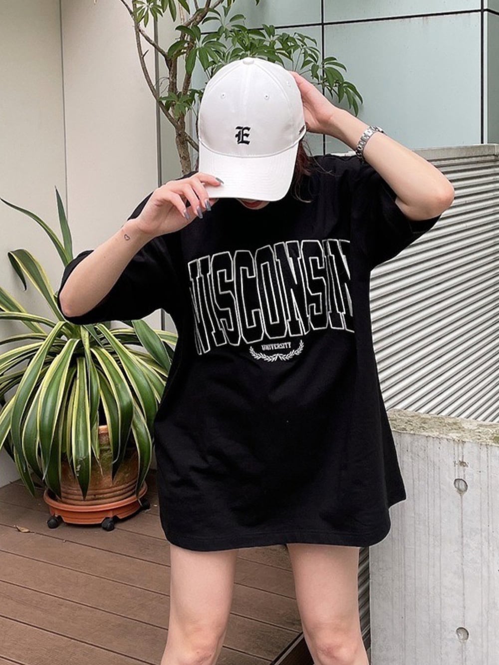 ブラック系のTシャツ/カットソー、ホワイト系のその他シューズ、ホワイト系のキャップを着用したレディースの夏コーディネートの2枚目の写真