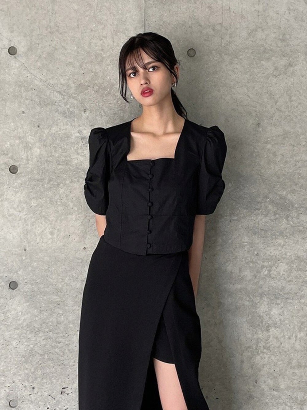 ブラック系のシャツ/ブラウス、ブラック系のスカート、ブラック系のその他シューズを着用したレディースの夏コーディネートの3枚目の写真