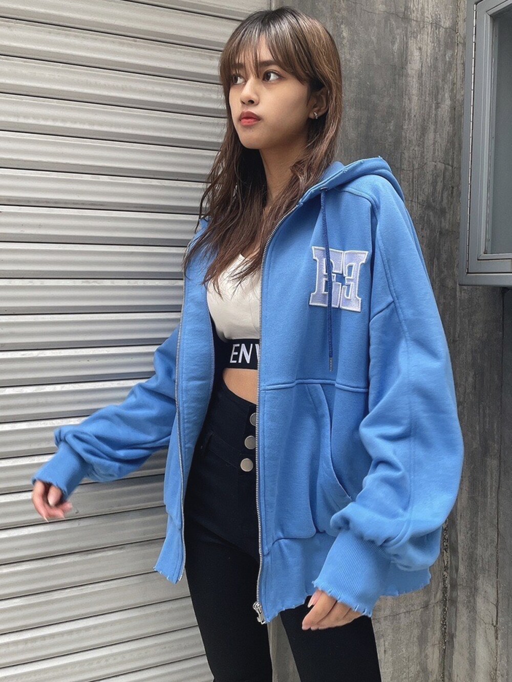 ブルー系のパーカー、ブラック系のその他パンツ、ブラック系のサンダルを着用したレディースの春コーディネートの3枚目の写真