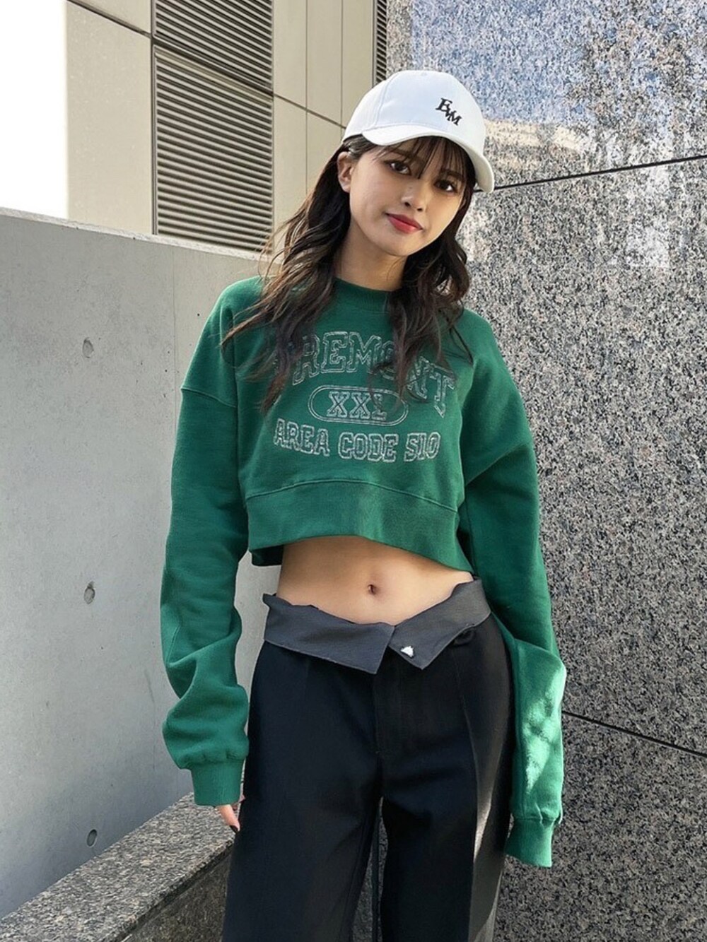 「春服みてみて、リラックススタイル、キャップ、スニーカーコーデ、シンプル、グリーン、ストリート、カジュアル、カッティング、カラー×コーデ、ストリートMIX」｜「ENVYMのＥＶＭ ＣＡＰ（キャップ、ホワイト系）」を使った、envym_officialさん（レディース・160cm）の春コーディネートの2枚目の写真
