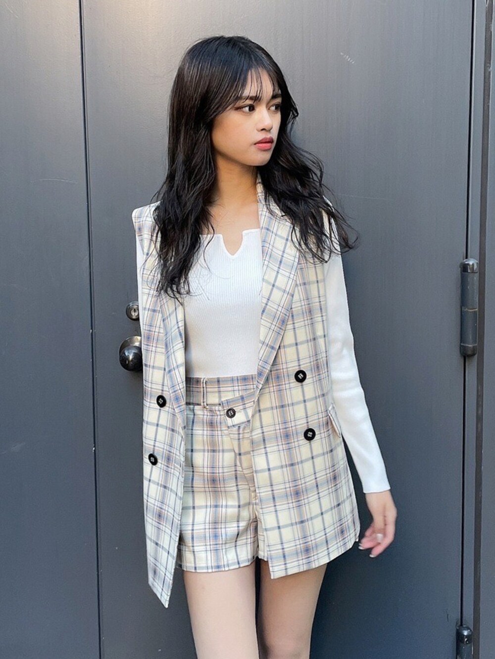 ホワイト系のニット/セーター、その他のスラックス、ブラック系のその他シューズを着用したレディースの冬コーディネートの3枚目の写真