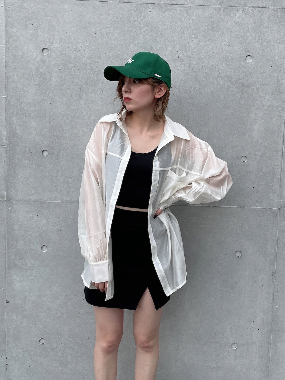 ホワイト系のシャツ/ブラウス、ブラック系のタンクトップ、ブラック系のスカートを着用したレディースの夏コーディネートの2枚目の写真