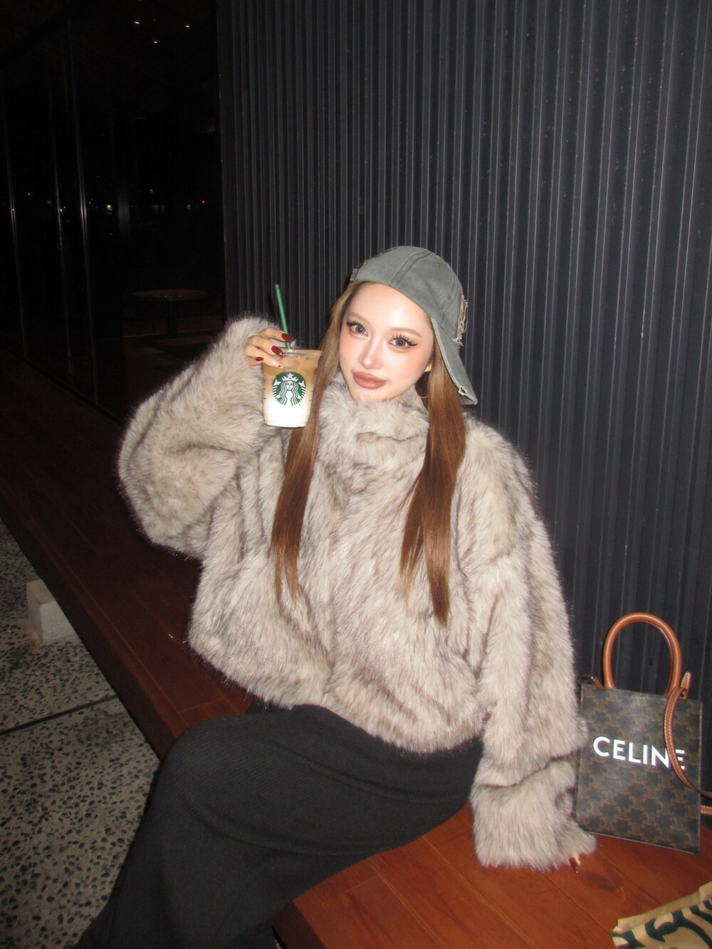 ベージュ系のその他アウターを着用したレディースの秋コーディネートの3枚目の写真