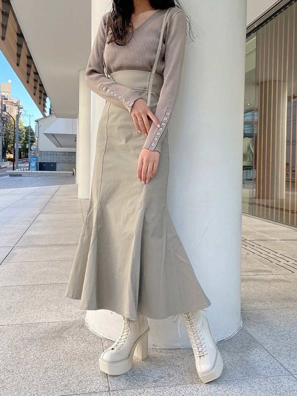 ベージュ系のニット/セーター、ベージュ系のスカート、ホワイト系のブーツを着用したレディースの冬コーディネートの3枚目の写真