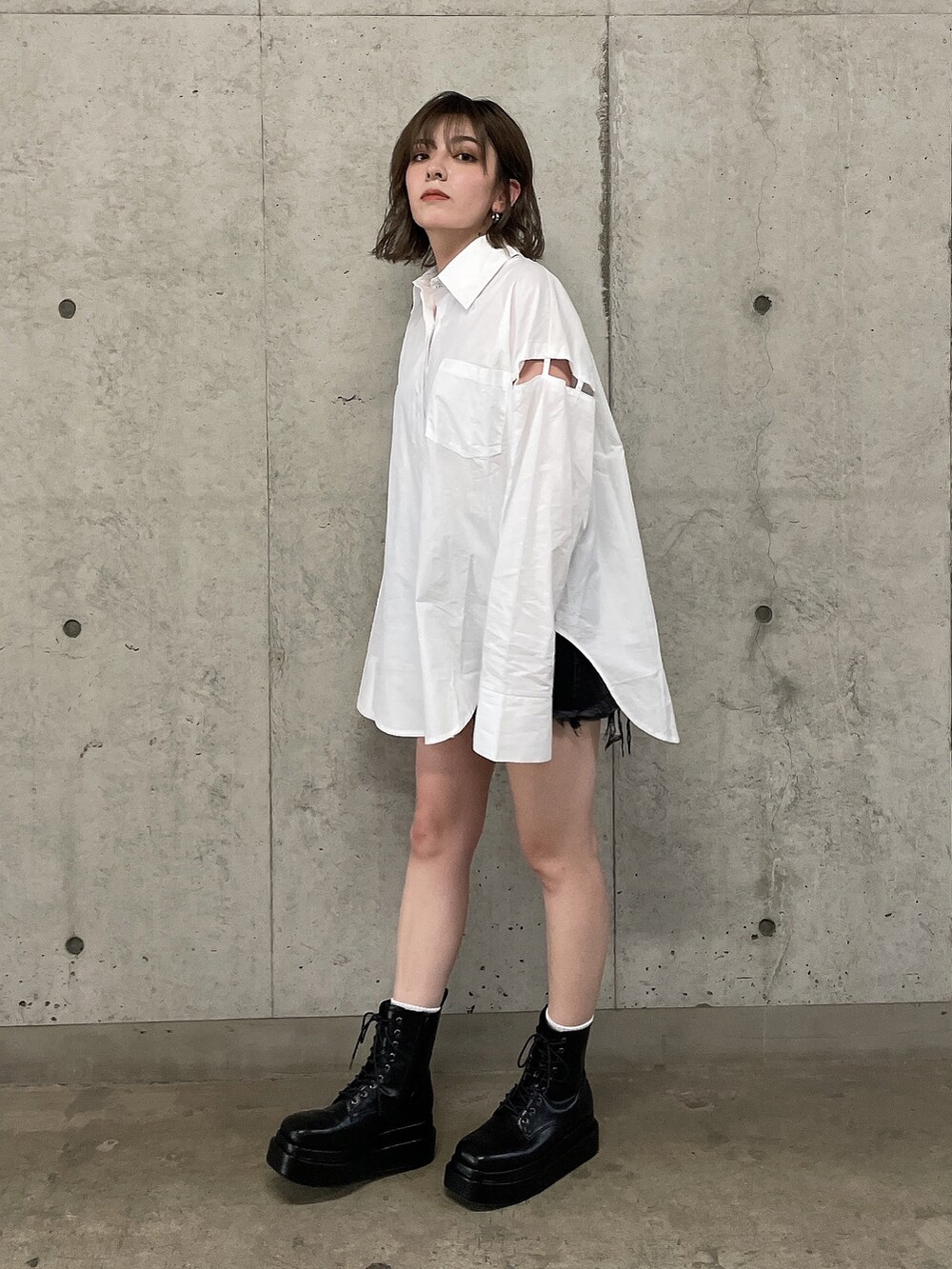 ホワイト系のシャツ/ブラウスを着用したレディースの夏コーディネートの2枚目の写真