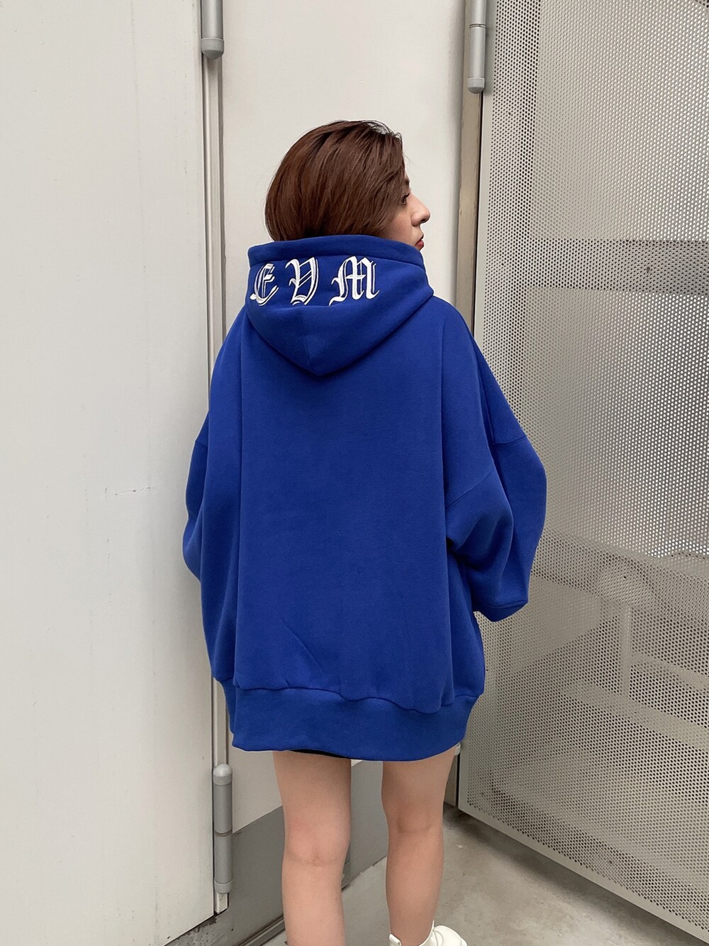 ブルー系のスウェット、ホワイト系のブーツを着用したレディースの秋コーディネートの2枚目の写真