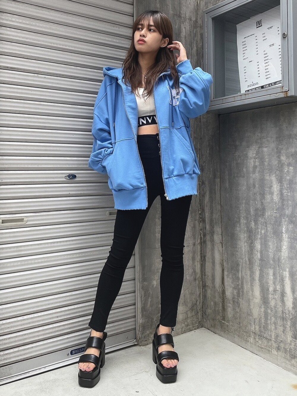 ブルー系のパーカー、ブラック系のその他パンツ、ブラック系のサンダルを着用したレディースの春コーディネートの2枚目の写真
