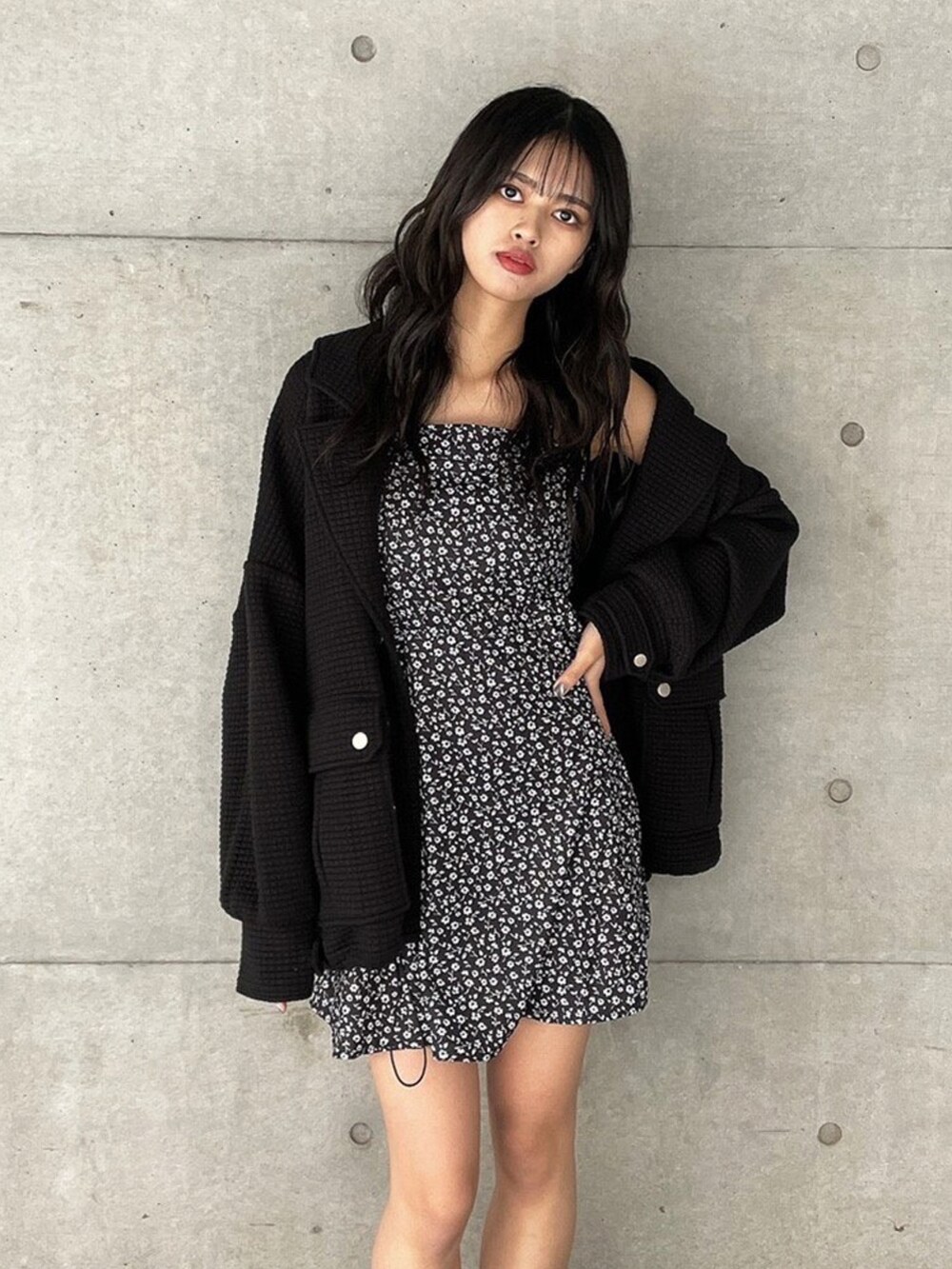 ブラック系のその他アウター、ブラック系のワンピース、ブラック系のブーツを着用したレディースの春コーディネートの2枚目の写真