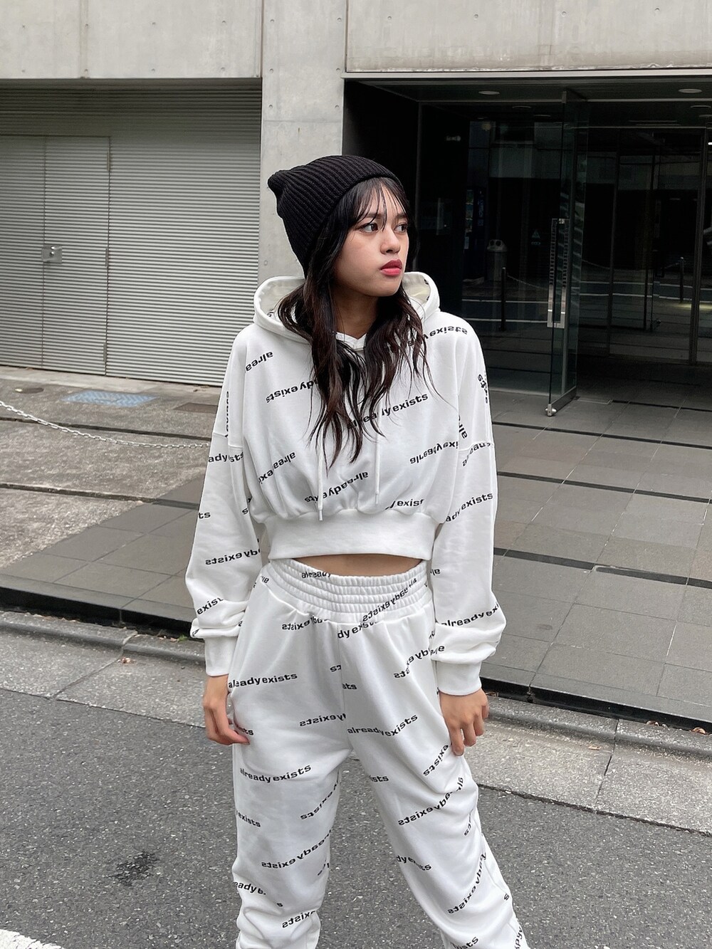 ホワイト系のその他パンツ、ホワイト系のTシャツ/カットソー、ブラック系のブーツを着用したレディースの夏コーディネートの3枚目の写真