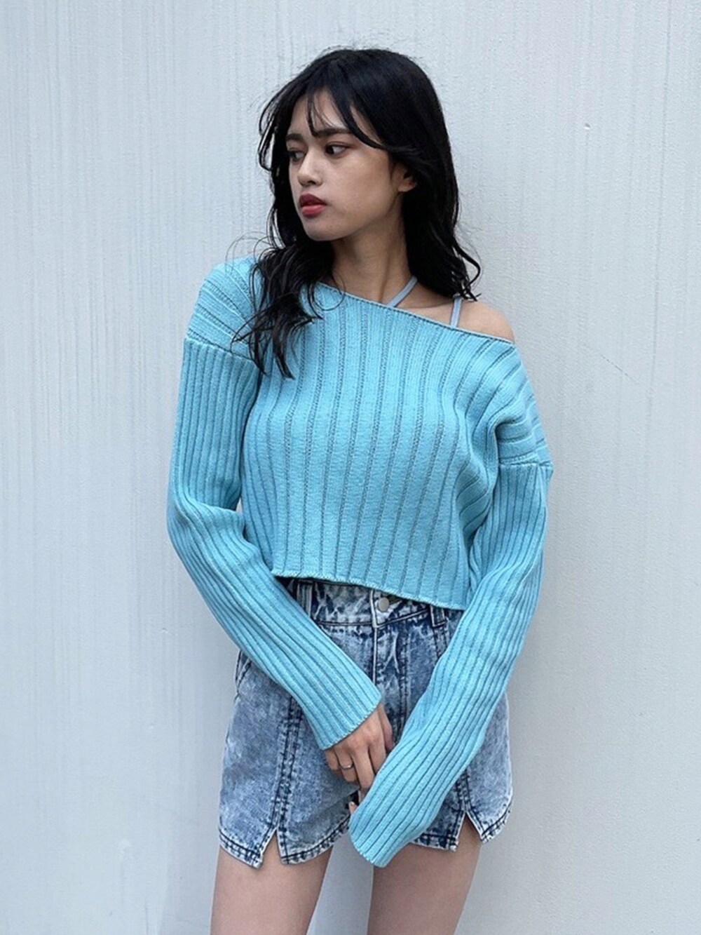 ブルー系のニット/セーター、ブルー系のデニムパンツ、ブラック系のその他パンツを着用したレディースの冬コーディネートの2枚目の写真