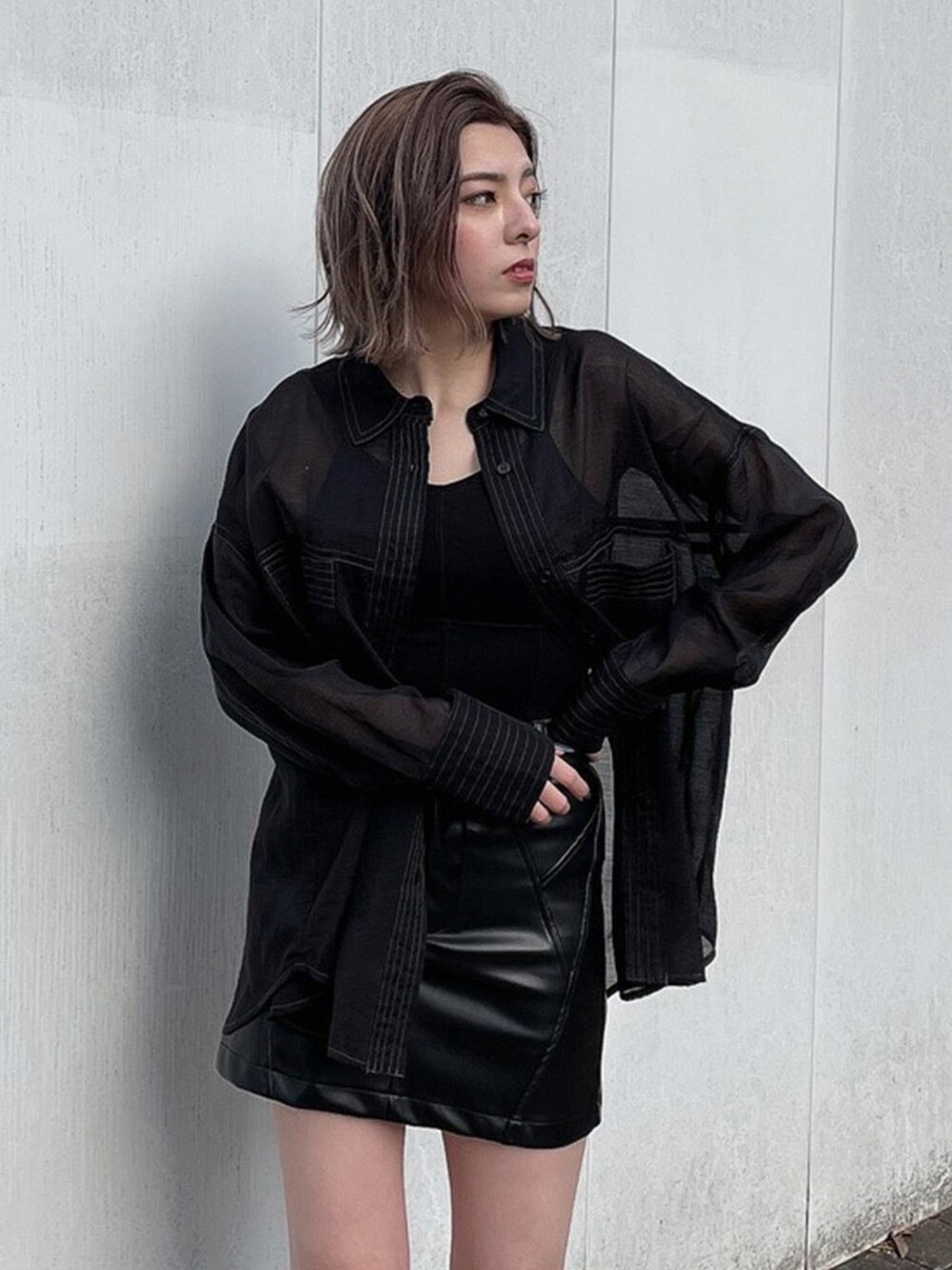 ブラック系のキャミソール、ブラック系のスカート、ブラック系のシャツ/ブラウスを着用したレディースの冬コーディネートの2枚目の写真