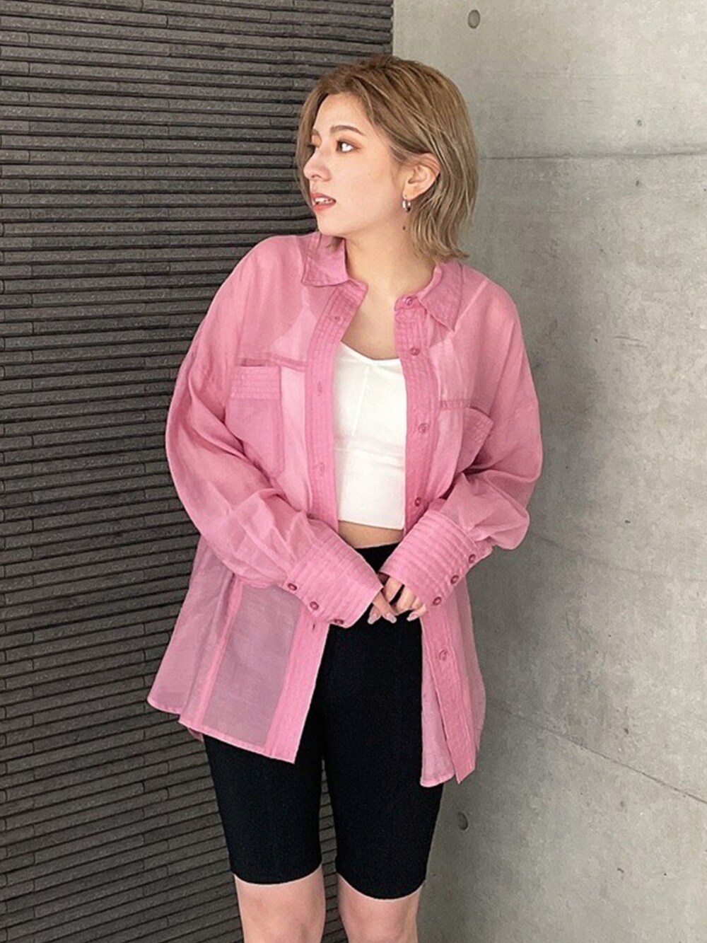 ピンク系のシャツ/ブラウス、ホワイト系のキャミソール、ブラック系のその他パンツを着用したレディースの春コーディネートの2枚目の写真