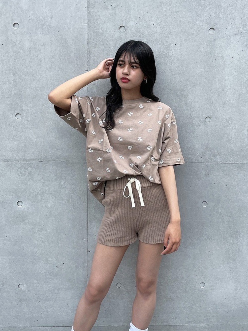 ベージュ系のTシャツ/カットソー、ベージュ系のその他パンツ、ホワイト系のその他シューズを着用したレディースの夏コーディネートの2枚目の写真