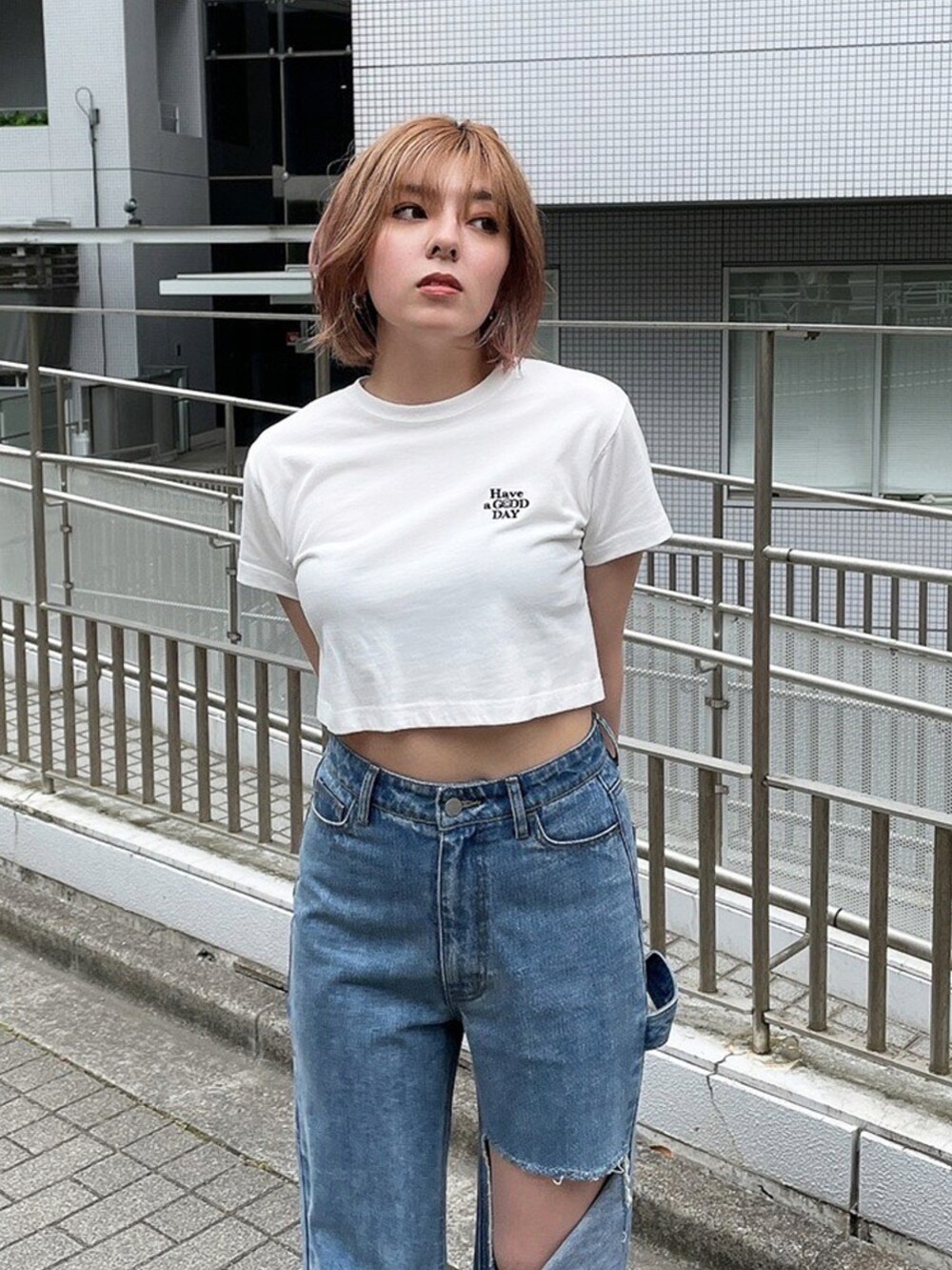 ホワイト系のTシャツ/カットソー、ブルー系のデニムパンツ、ホワイト系のサンダルを着用したレディースの夏コーディネートの2枚目の写真