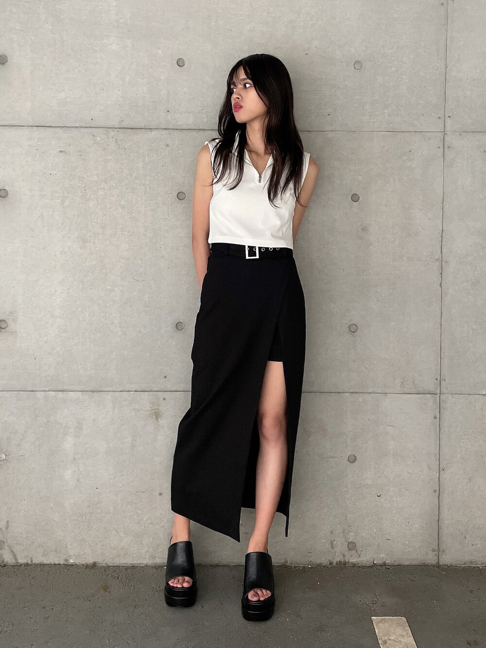 ホワイト系のTシャツ/カットソー、ブラック系のスカート、ブラック系のサンダルを着用したレディースの夏コーディネートの2枚目の写真