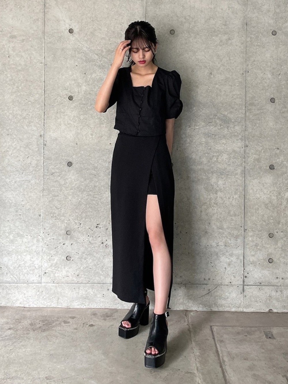 ブラック系のシャツ/ブラウス、ブラック系のスカート、ブラック系のその他シューズを着用したレディースの夏コーディネートの2枚目の写真