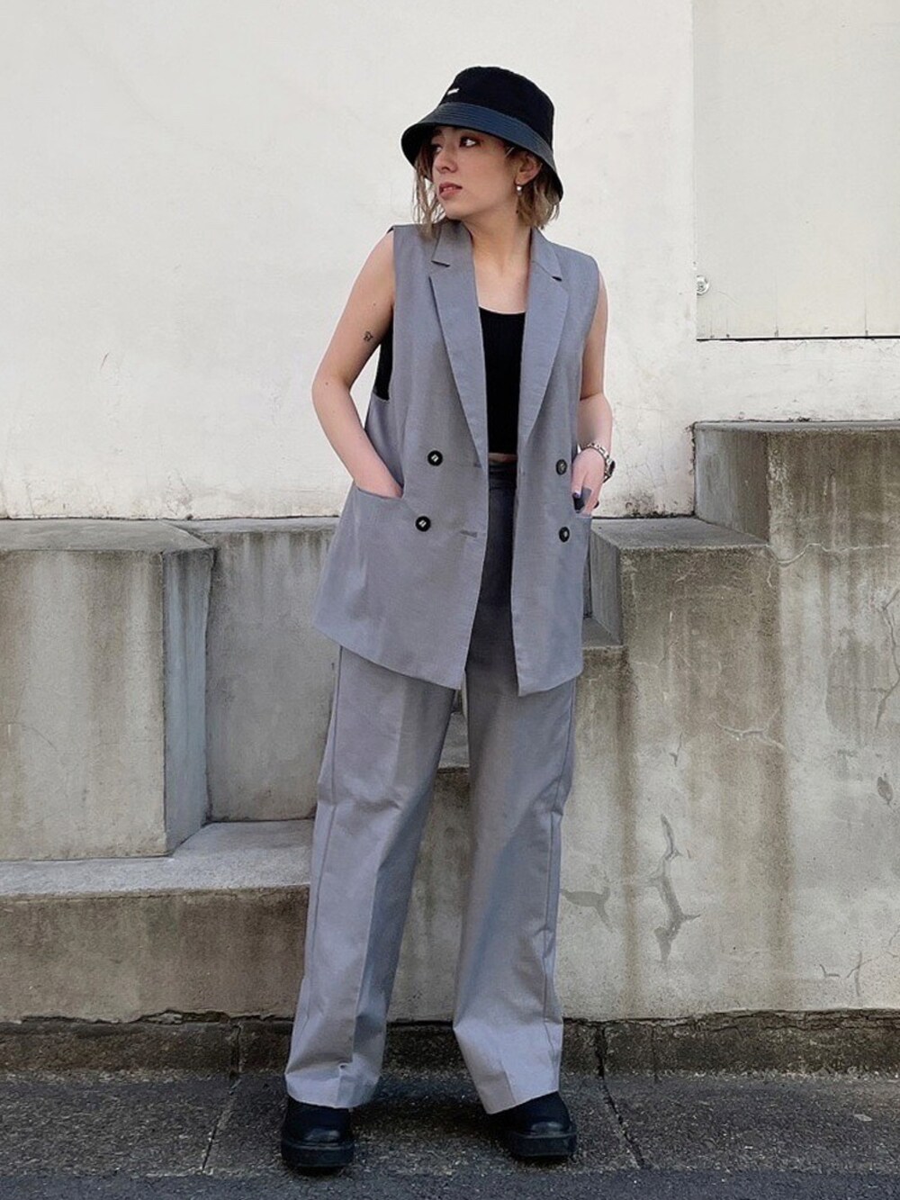 ブラック系のベスト、ブラック系のその他パンツ、ブラック系のブーツを着用したレディースの春コーディネートの3枚目の写真