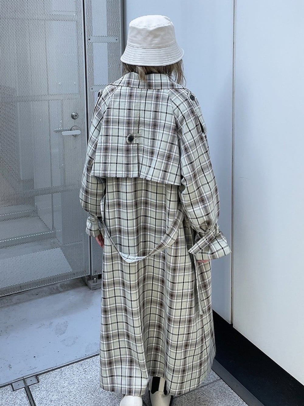 グレー系のスウェット、その他のトレンチコート、ホワイト系のブーツを着用したレディースの春コーディネートの3枚目の写真