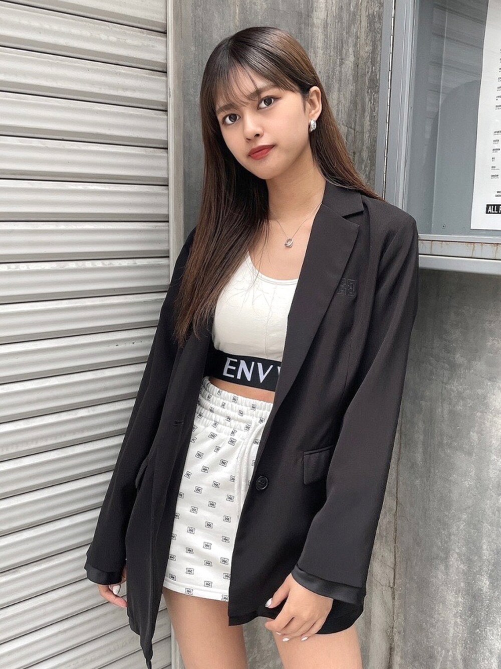 「ENVYM、ENVYMコーデ、オトナ女子、ゆるコーデ、春カラー、春、カジュアルコーデ、テーラードジャケット、スウェットコーデ、オトナカワイイ、雨の日コーデ、ブラック、総ロゴ、韓国ファッション、タイトスカート」｜「ENVYMのＥＮＶＹＭロゴタンク（タンクトップ、ホワイト系）」を使った、envym_officialさん（レディース・160cm）の春コーディネートの4枚目の写真