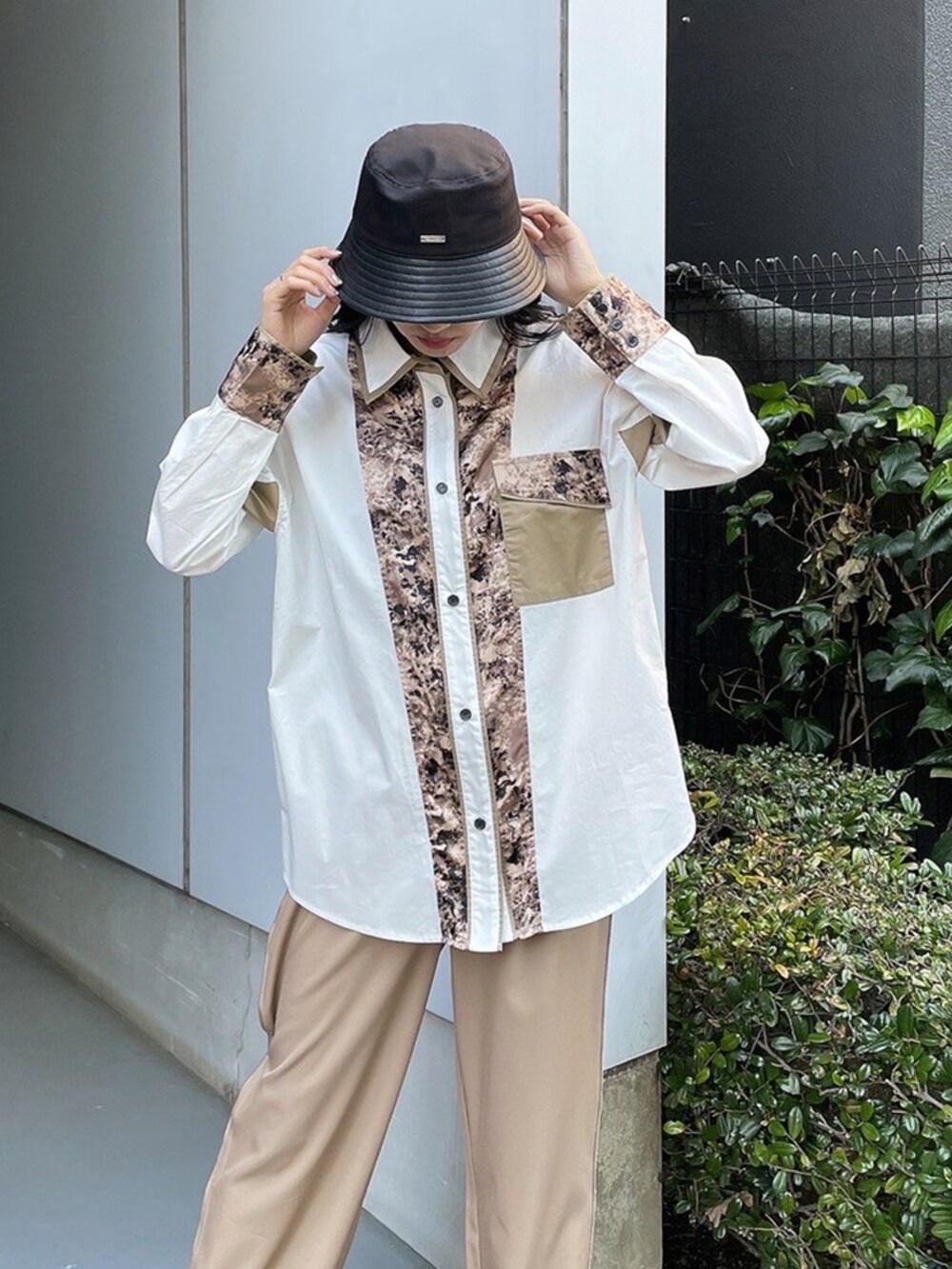 ベージュ系のシャツ/ブラウス、ブラック系のスラックス、ブラック系のその他シューズを着用したレディースの春コーディネートの2枚目の写真