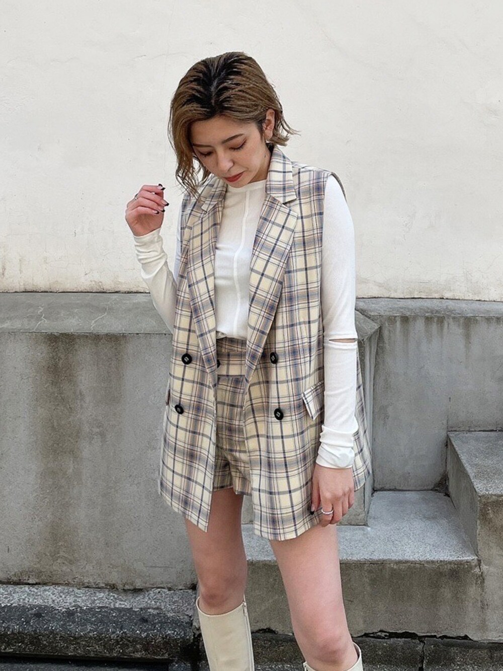 その他のベスト、ホワイト系のTシャツ/カットソー、その他のその他パンツを着用したレディースの春コーディネートの2枚目の写真