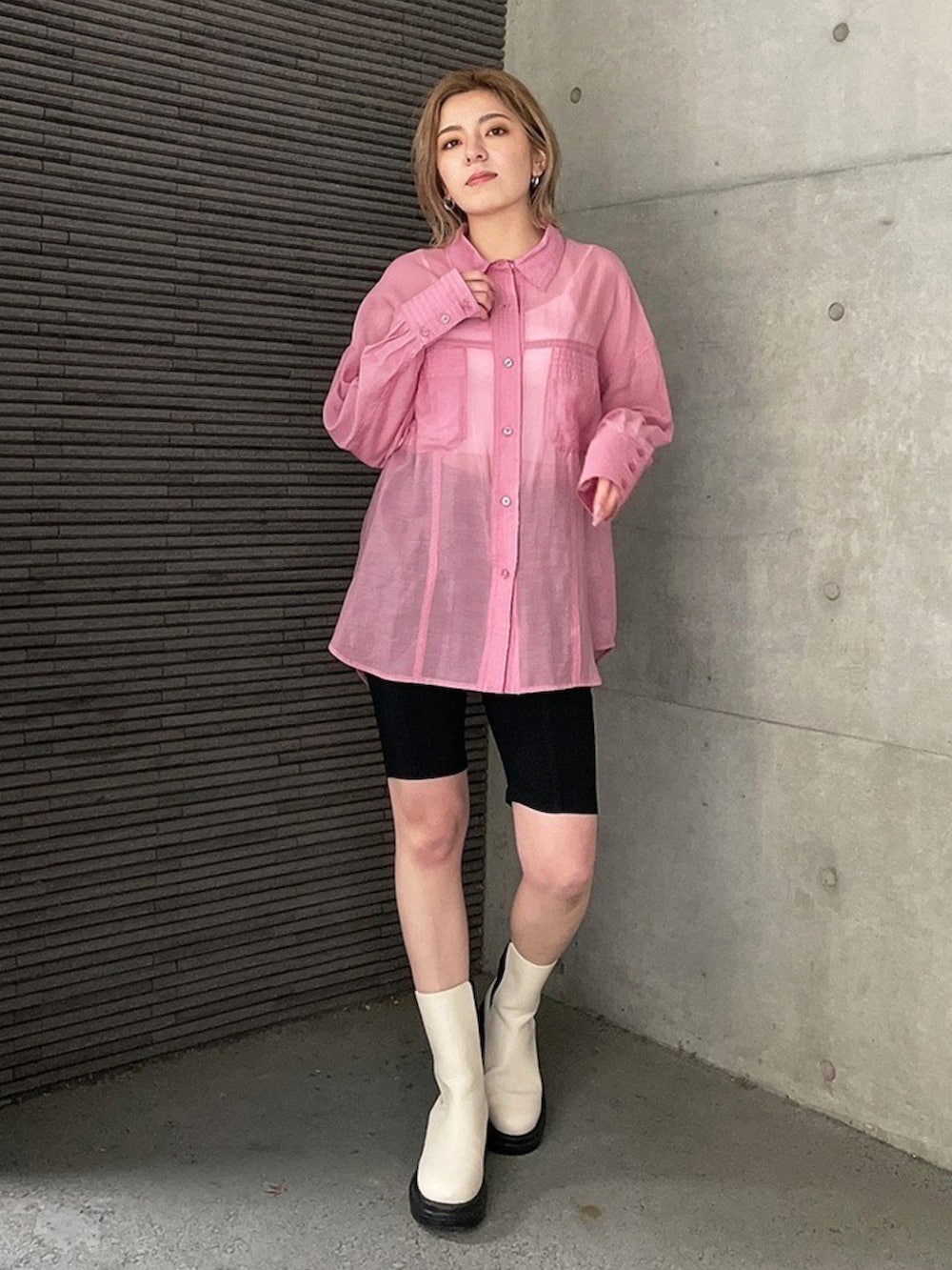 ピンク系のシャツ/ブラウス、ホワイト系のキャミソール、ブラック系のその他パンツを着用したレディースの春コーディネートの3枚目の写真