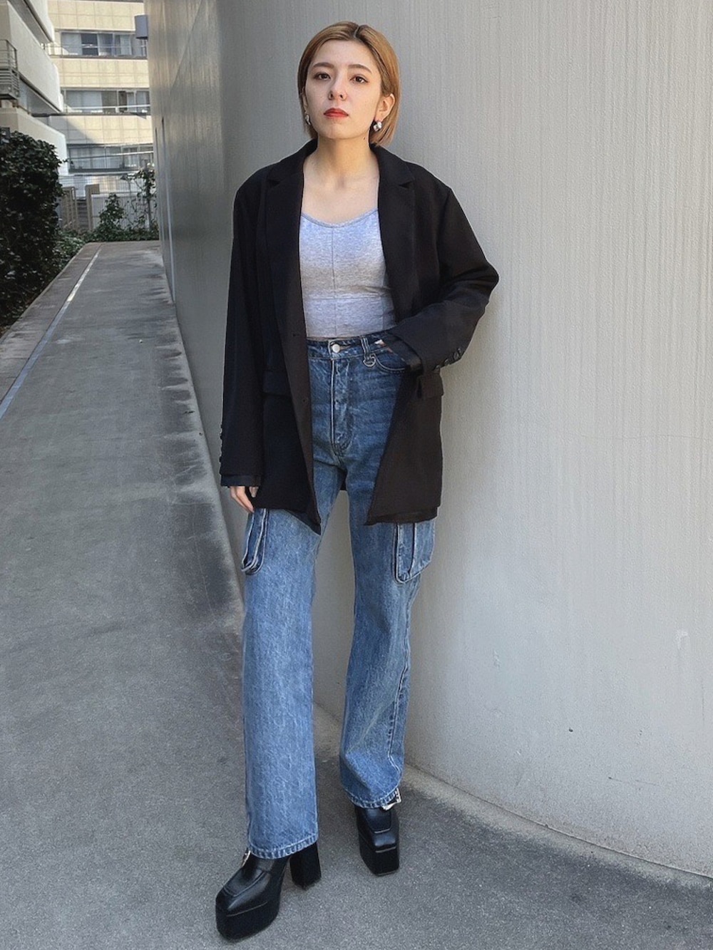 ブラック系のテーラードジャケット、ブルー系のデニムパンツ、ブラック系のローファーを着用したレディースの春コーディネートの2枚目の写真