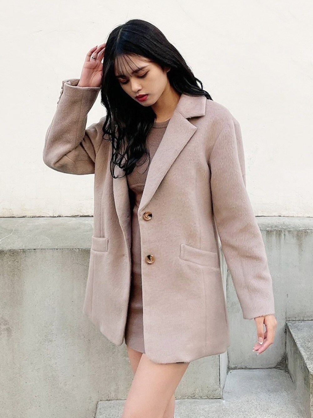 ホワイト系のブーツ、ベージュ系のその他アウターを着用したレディースの冬コーディネートの3枚目の写真