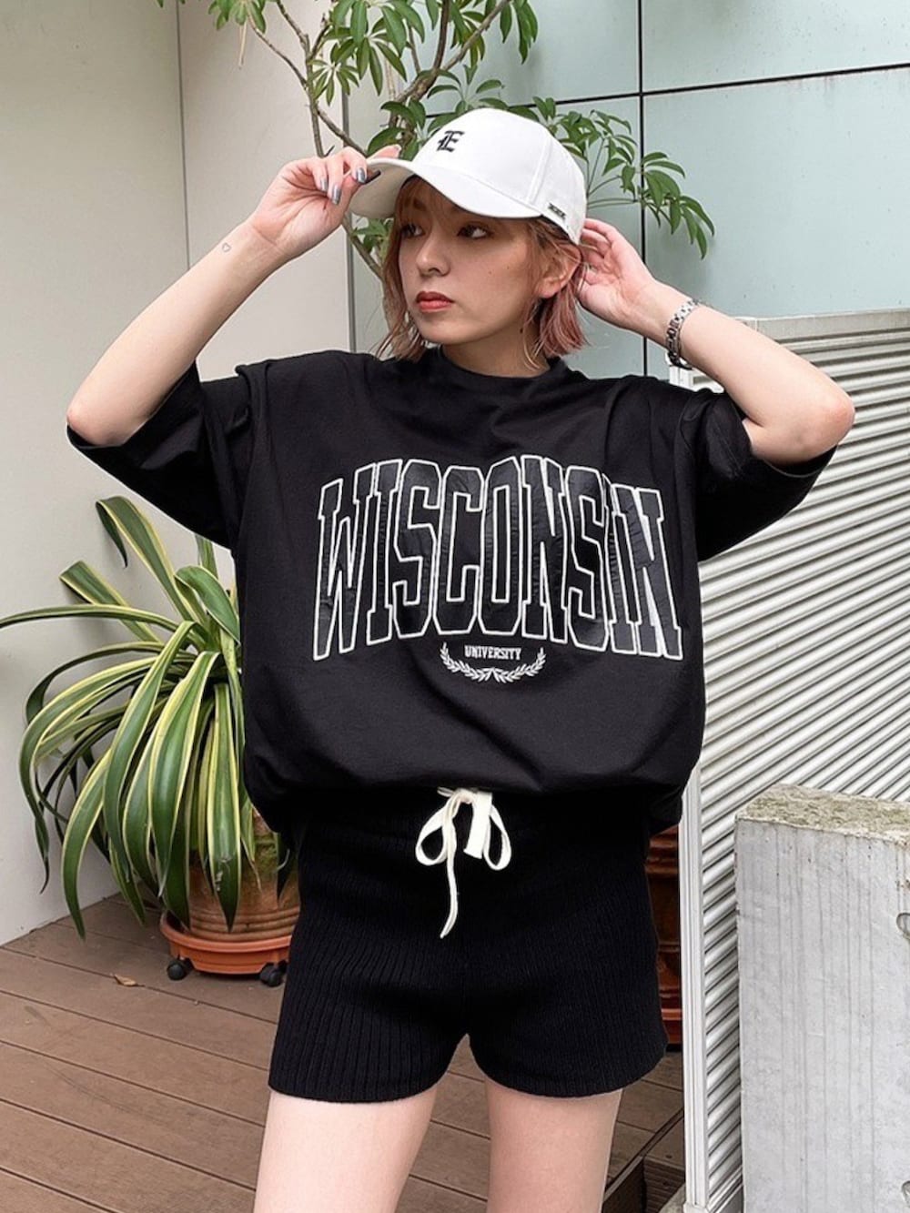 ブラック系のTシャツ/カットソー、ホワイト系のその他シューズ、ホワイト系のキャップを着用したレディースの夏コーディネートの3枚目の写真