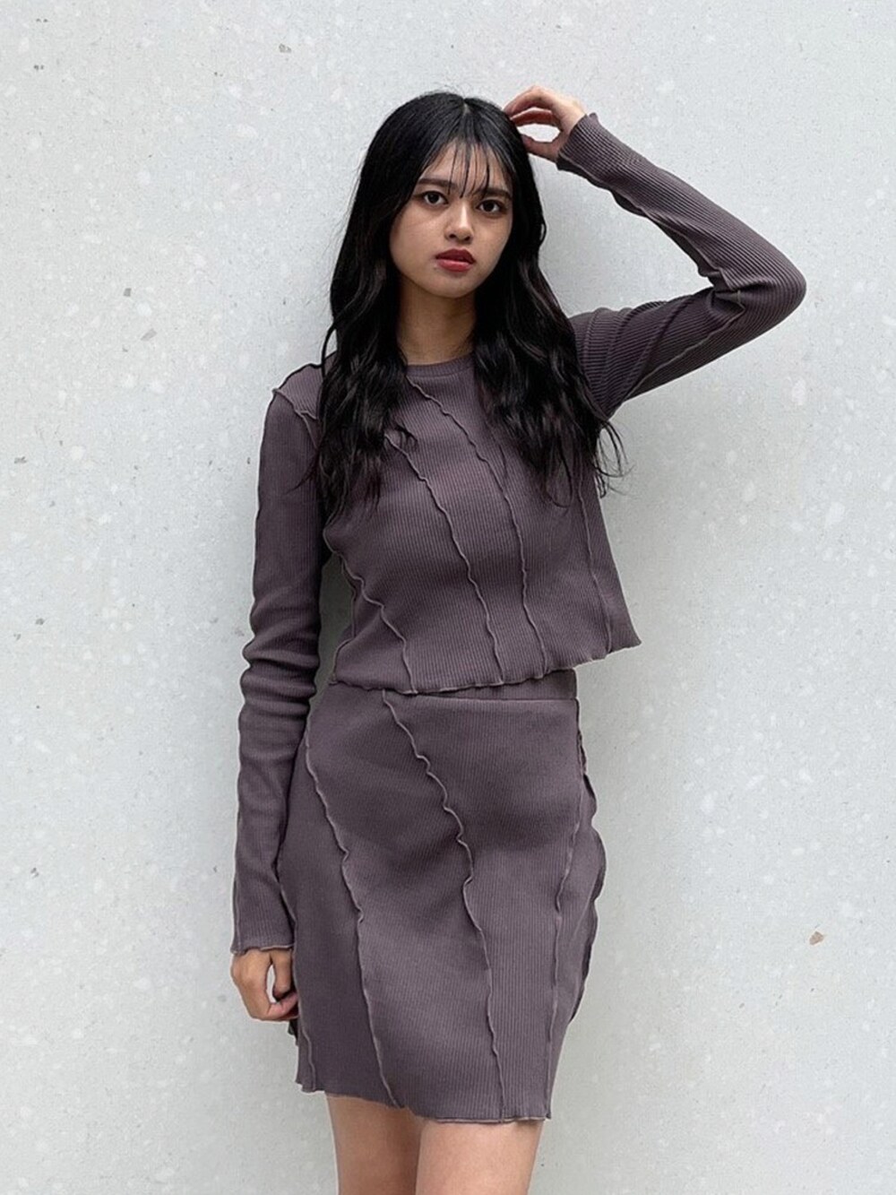 グレー系のTシャツ/カットソー、グレー系のスカート、ホワイト系のブーツを着用したレディースの春コーディネートの2枚目の写真