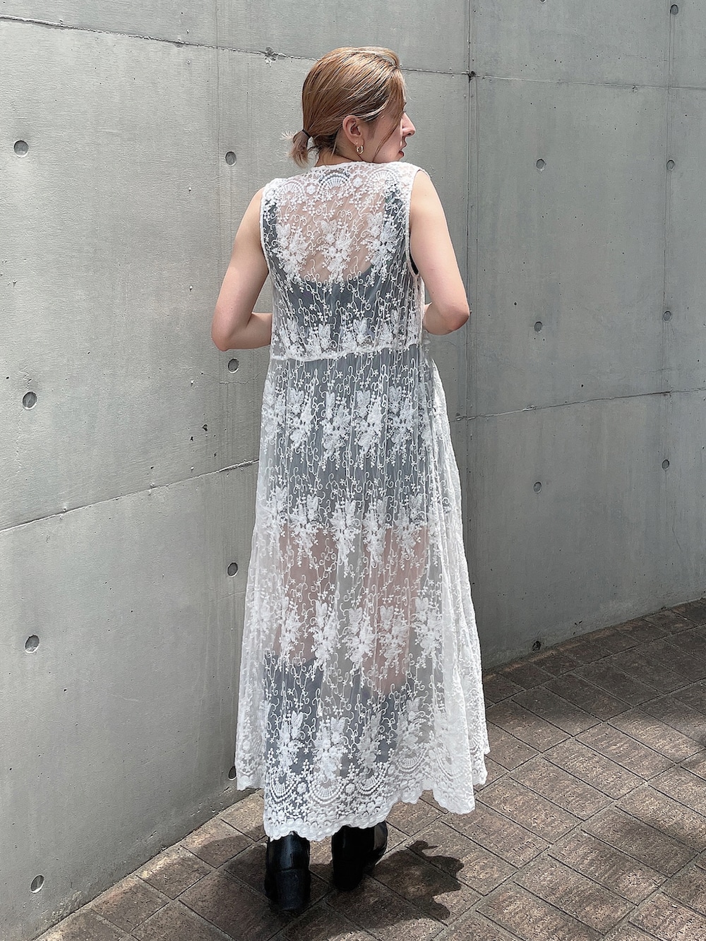 ブラック系のタンクトップ、グレー系のその他パンツ、ホワイト系のカーディガン/ボレロを着用したレディースの夏コーディネートの2枚目の写真