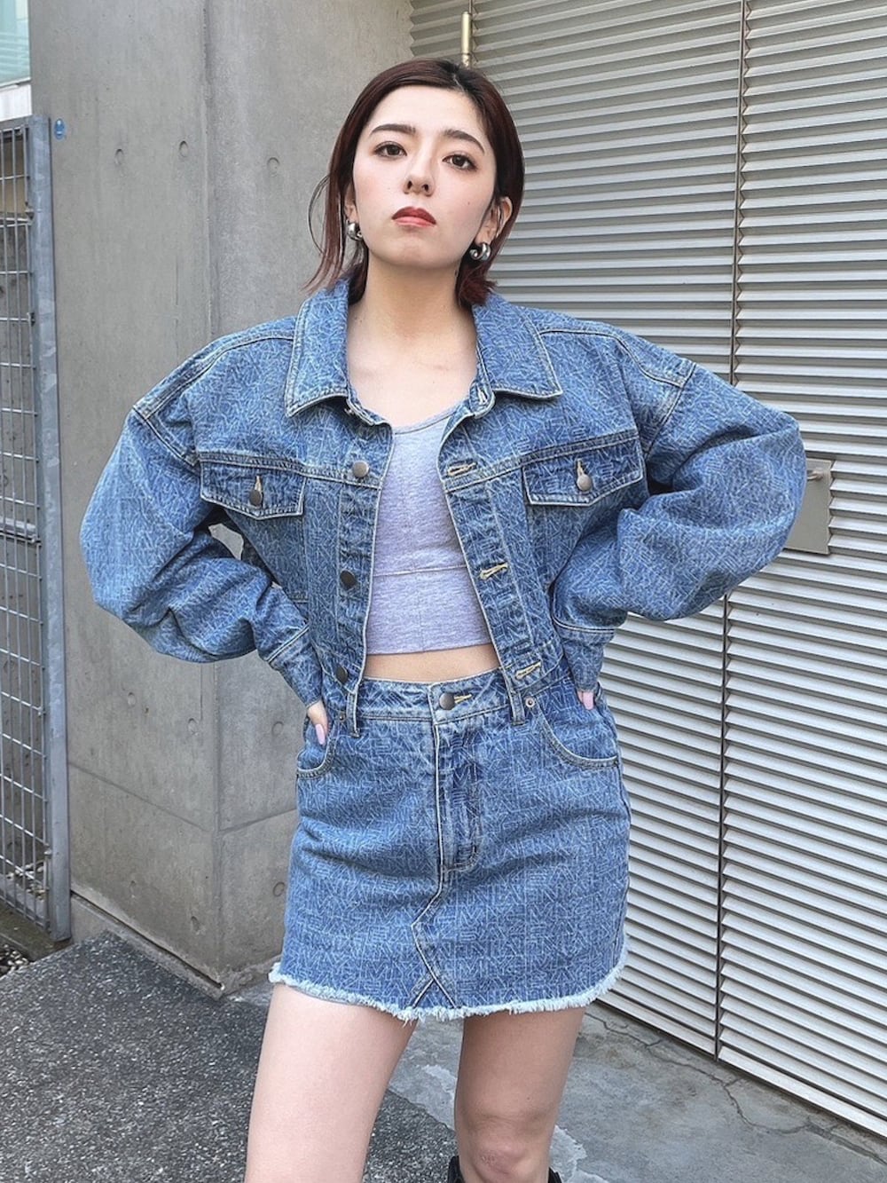 ブルー系のその他アウター、ブルー系のスカート、ブラック系のブーツを着用したレディースの春コーディネートの3枚目の写真