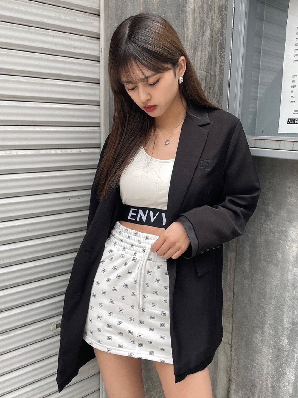「ENVYM、ENVYMコーデ、オトナ女子、ゆるコーデ、春カラー、春、カジュアルコーデ、テーラードジャケット、スウェットコーデ、オトナカワイイ、雨の日コーデ、ブラック、総ロゴ、韓国ファッション、タイトスカート」｜「ENVYMのＥＮＶＹＭロゴタンク（タンクトップ、ホワイト系）」を使った、envym_officialさん（レディース・160cm）の春コーディネートの3枚目の写真
