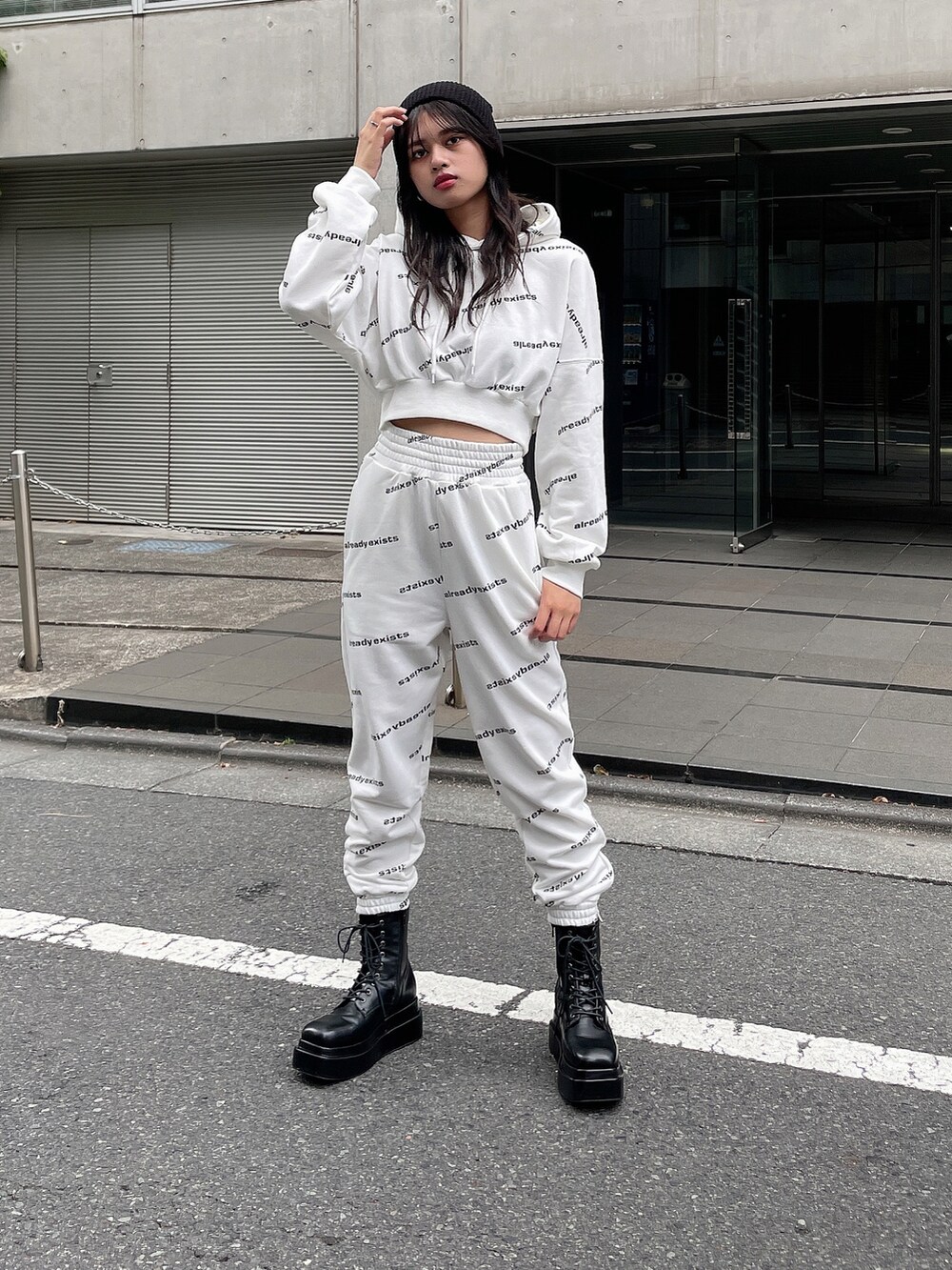 ホワイト系のその他パンツ、ホワイト系のTシャツ/カットソー、ブラック系のブーツを着用したレディースの夏コーディネートの2枚目の写真