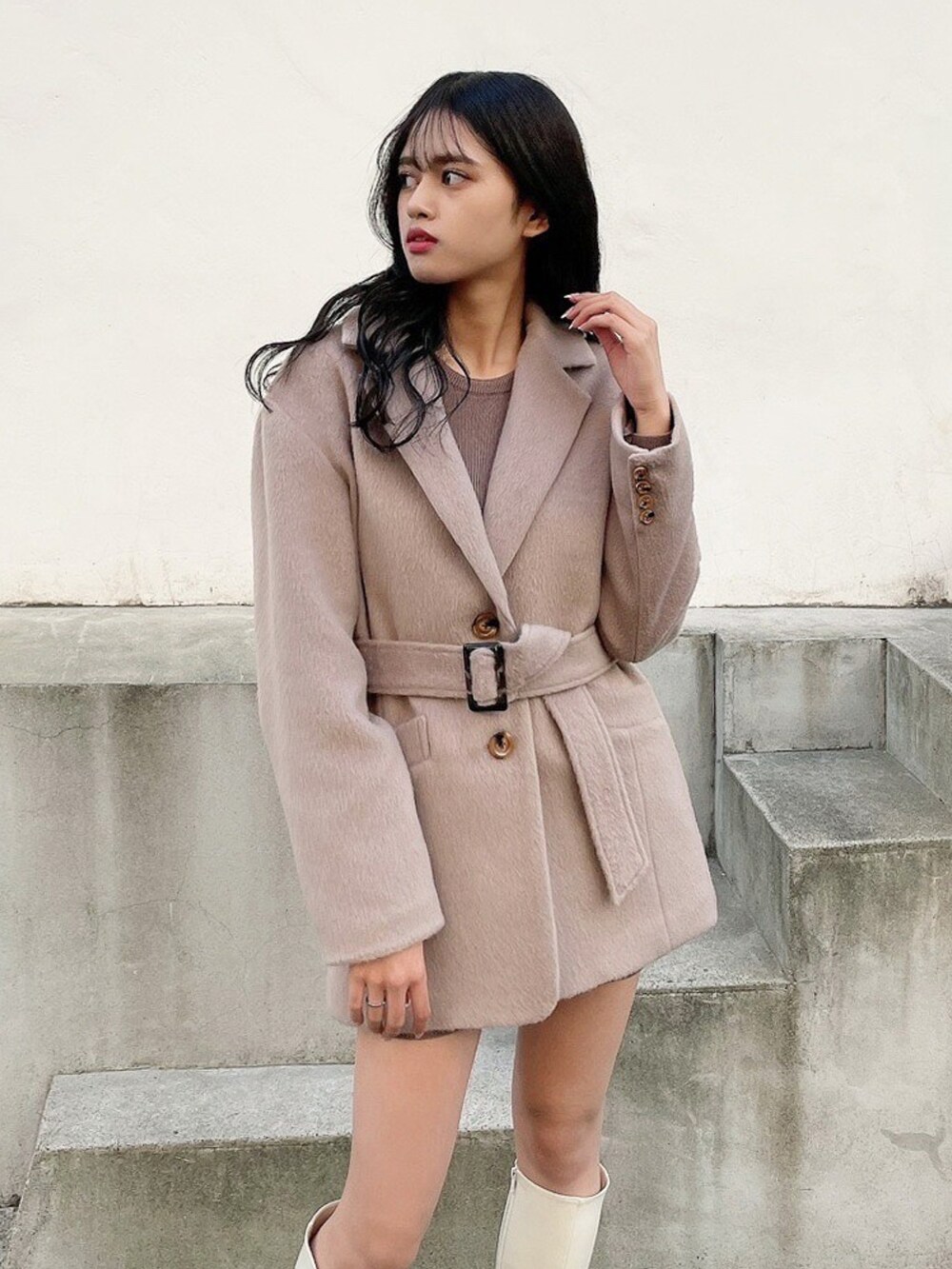 ホワイト系のブーツ、ベージュ系のその他アウターを着用したレディースの冬コーディネートの2枚目の写真