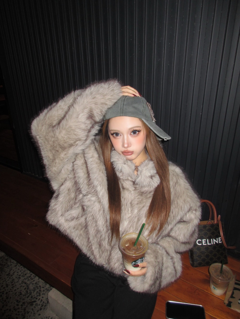 ベージュ系のその他アウターを着用したレディースの秋コーディネートの2枚目の写真