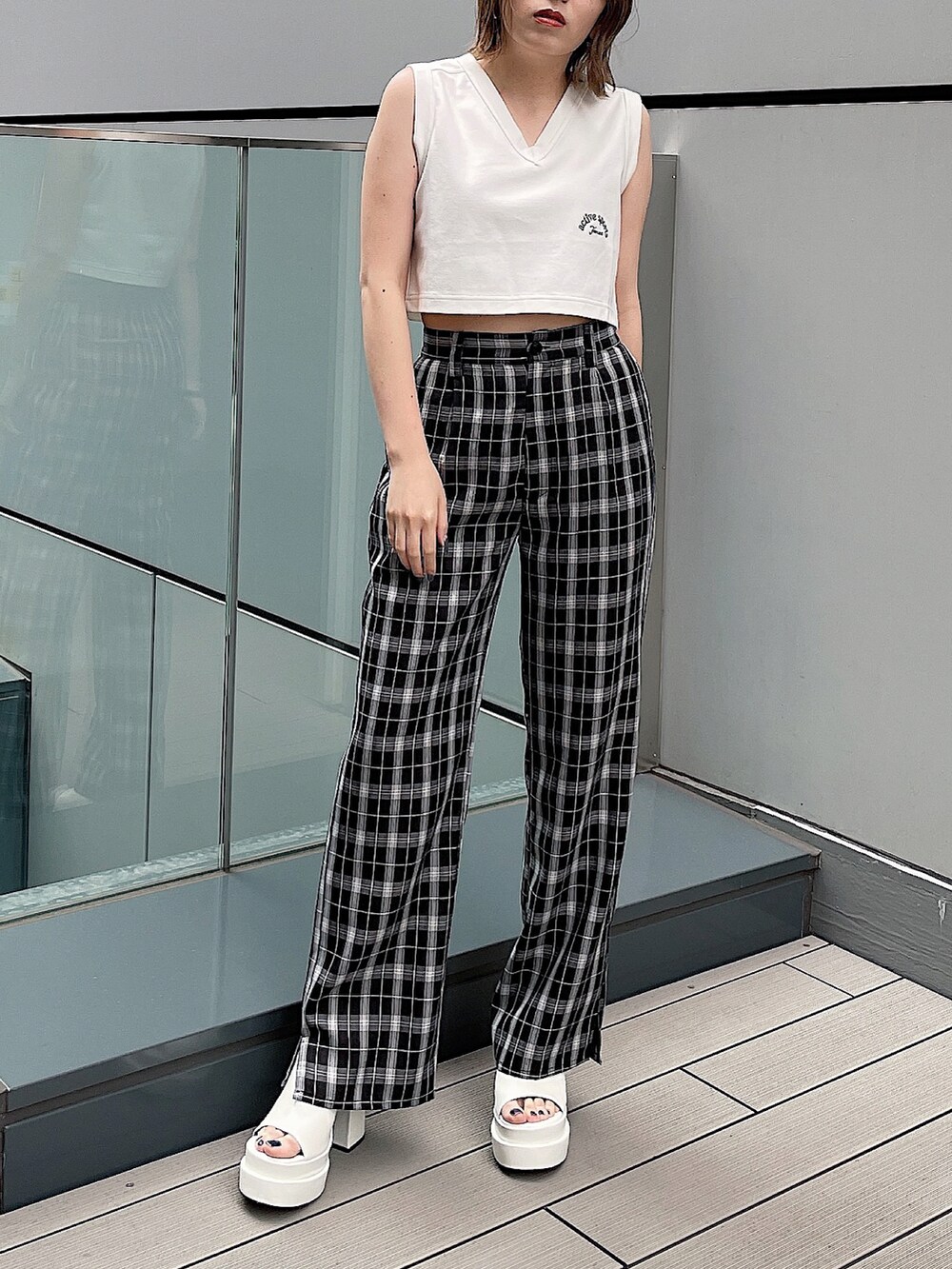 ホワイト系のTシャツ/カットソー、ブラック系のその他パンツ、ホワイト系のサンダルを着用したレディースの夏コーディネートの2枚目の写真