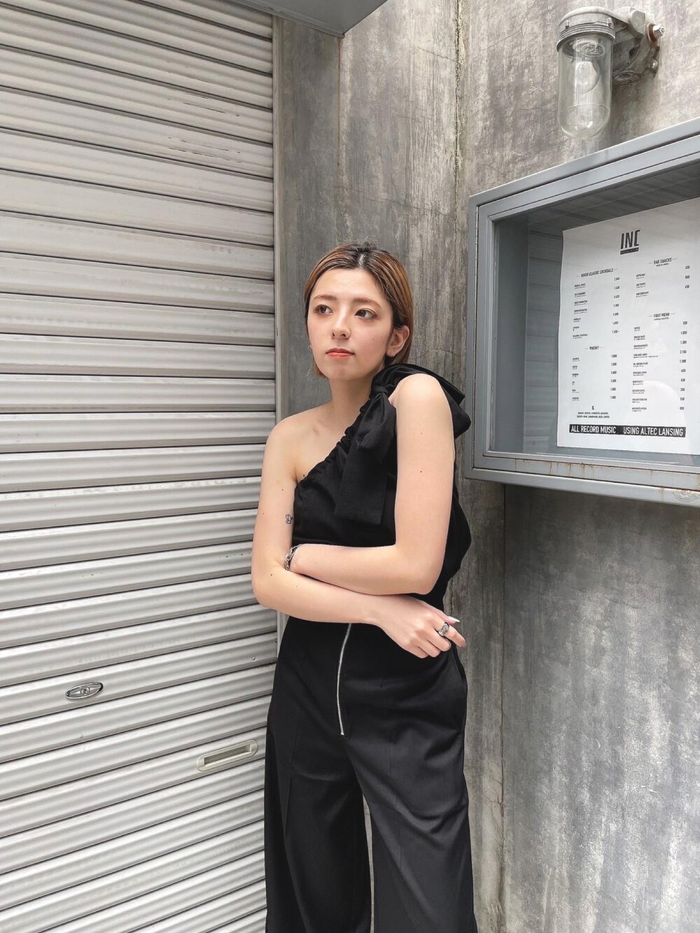 ブラック系のTシャツ/カットソー、ブラック系のサンダルを着用したレディースの春コーディネートの3枚目の写真