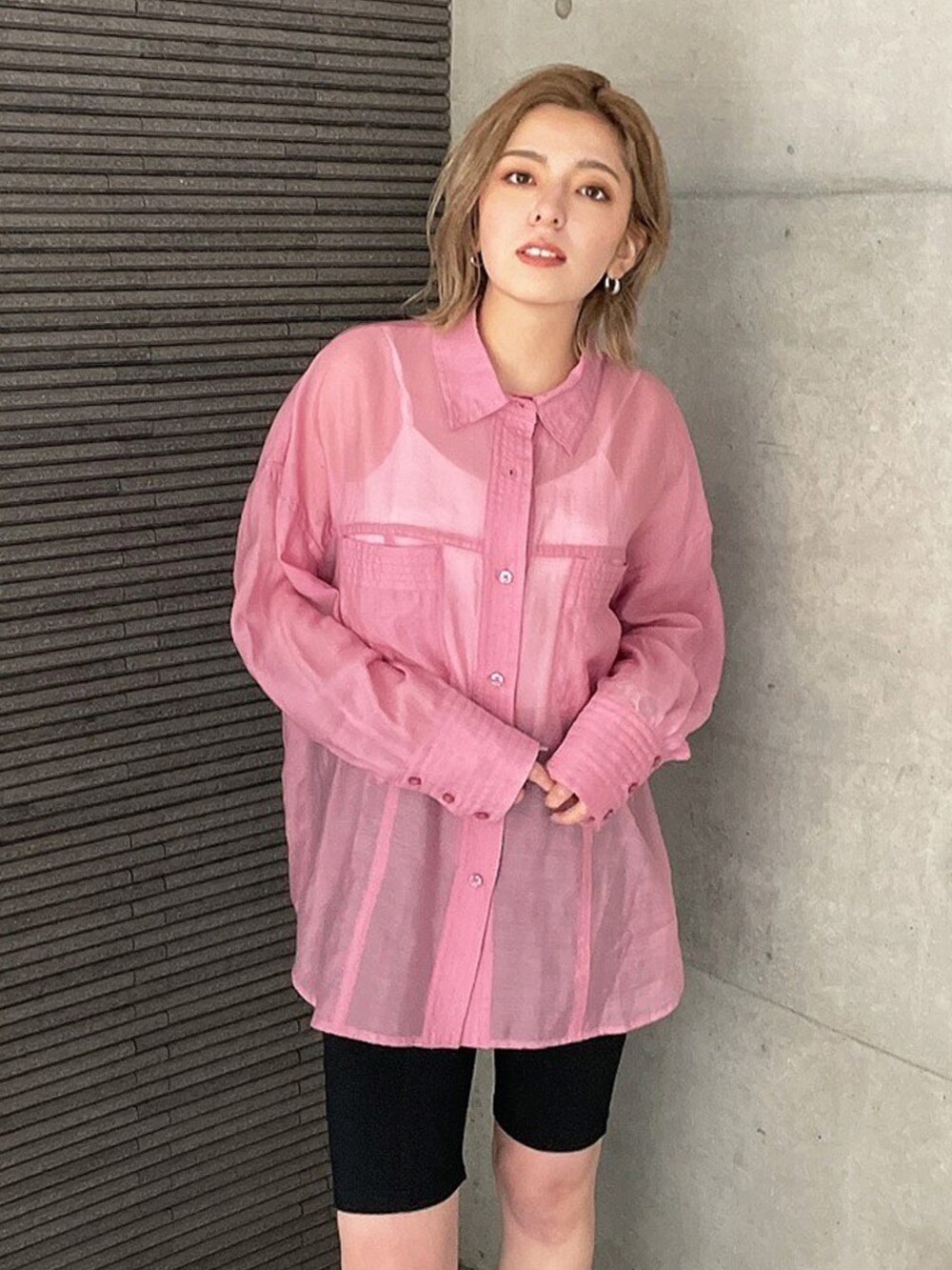 ピンク系のシャツ/ブラウス、ホワイト系のキャミソール、ブラック系のその他パンツを着用したレディースの春コーディネートの4枚目の写真