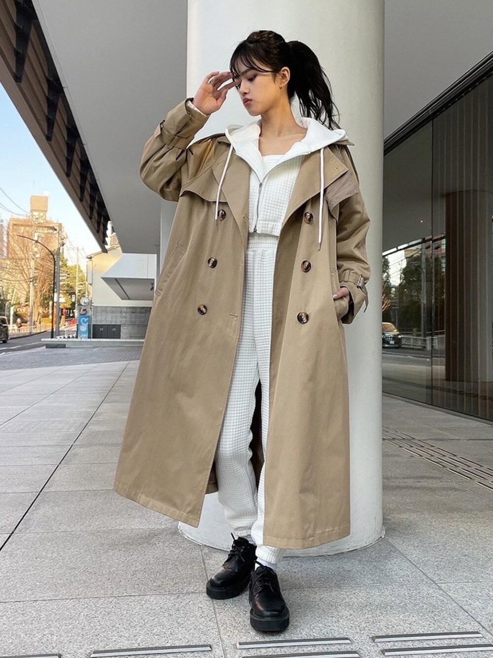 その他のトレンチコート、ホワイト系のブーツ、グレー系のスラックスを着用したレディースの冬コーディネートの4枚目の写真