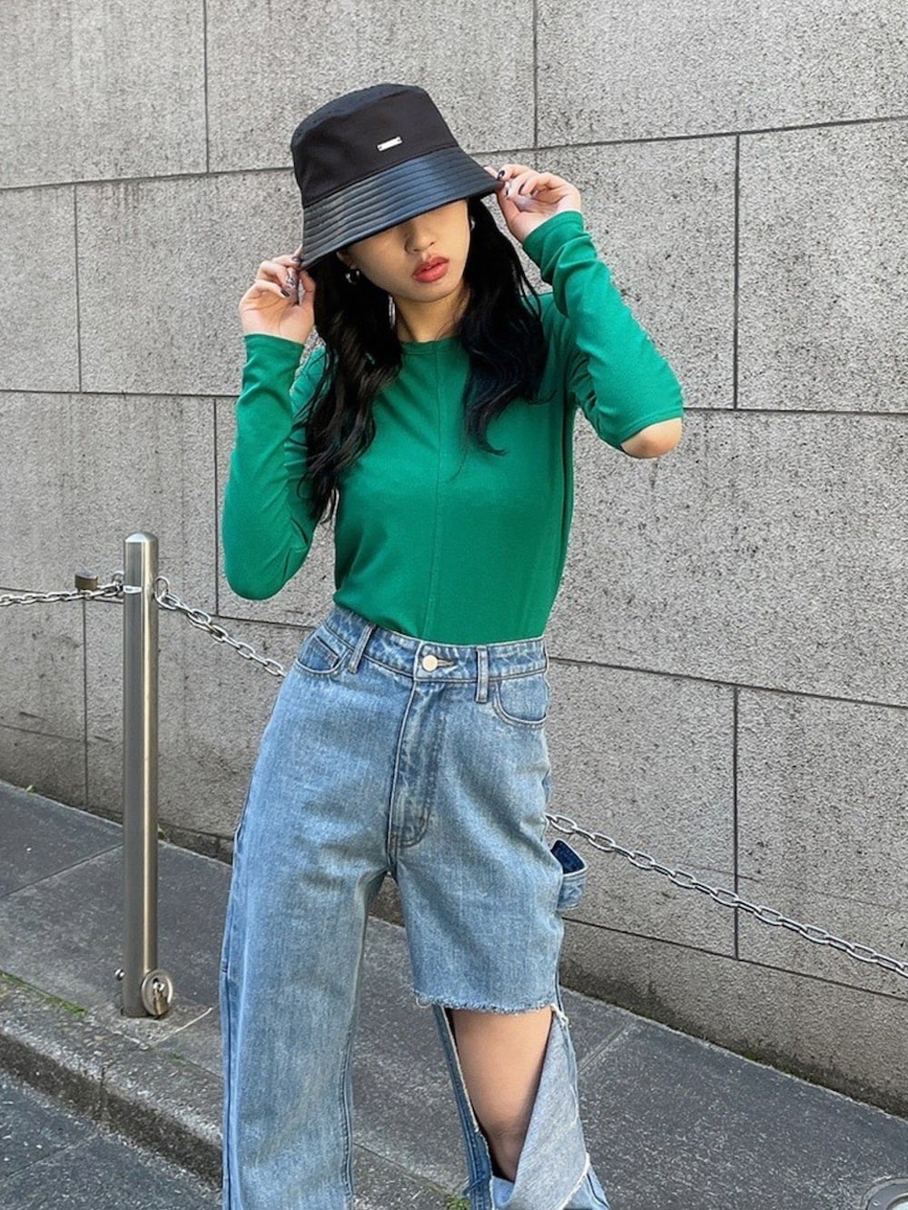 グリーン系のTシャツ/カットソー、ブルー系のデニムパンツ、ブラック系のその他シューズを着用したレディースの春コーディネートの2枚目の写真