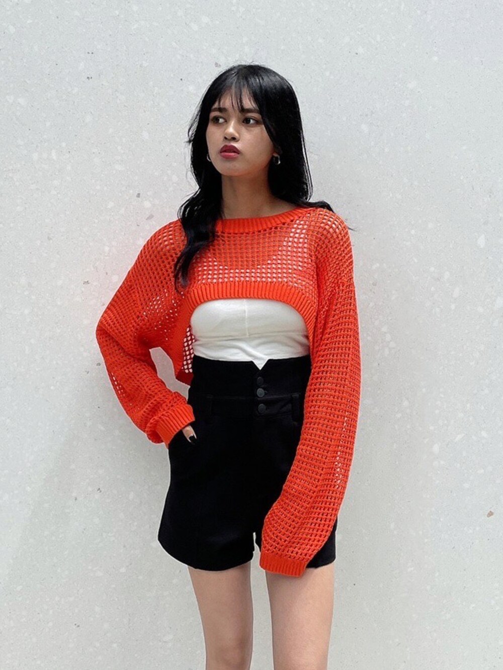 ブラック系のその他パンツ、オレンジ系のニット/セーター、ホワイト系のタンクトップを着用したレディースの夏コーディネートの2枚目の写真