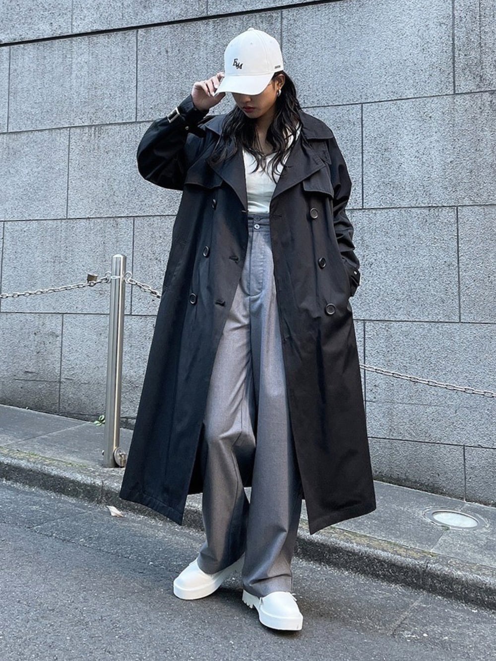 その他のトレンチコート、ホワイト系のブーツ、グレー系のスラックスを着用したレディースの冬コーディネートの2枚目の写真