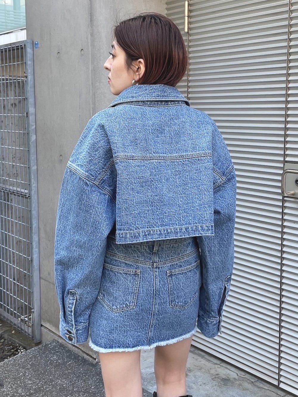 ブルー系のその他アウター、ブルー系のスカート、ブラック系のブーツを着用したレディースの春コーディネートの5枚目の写真