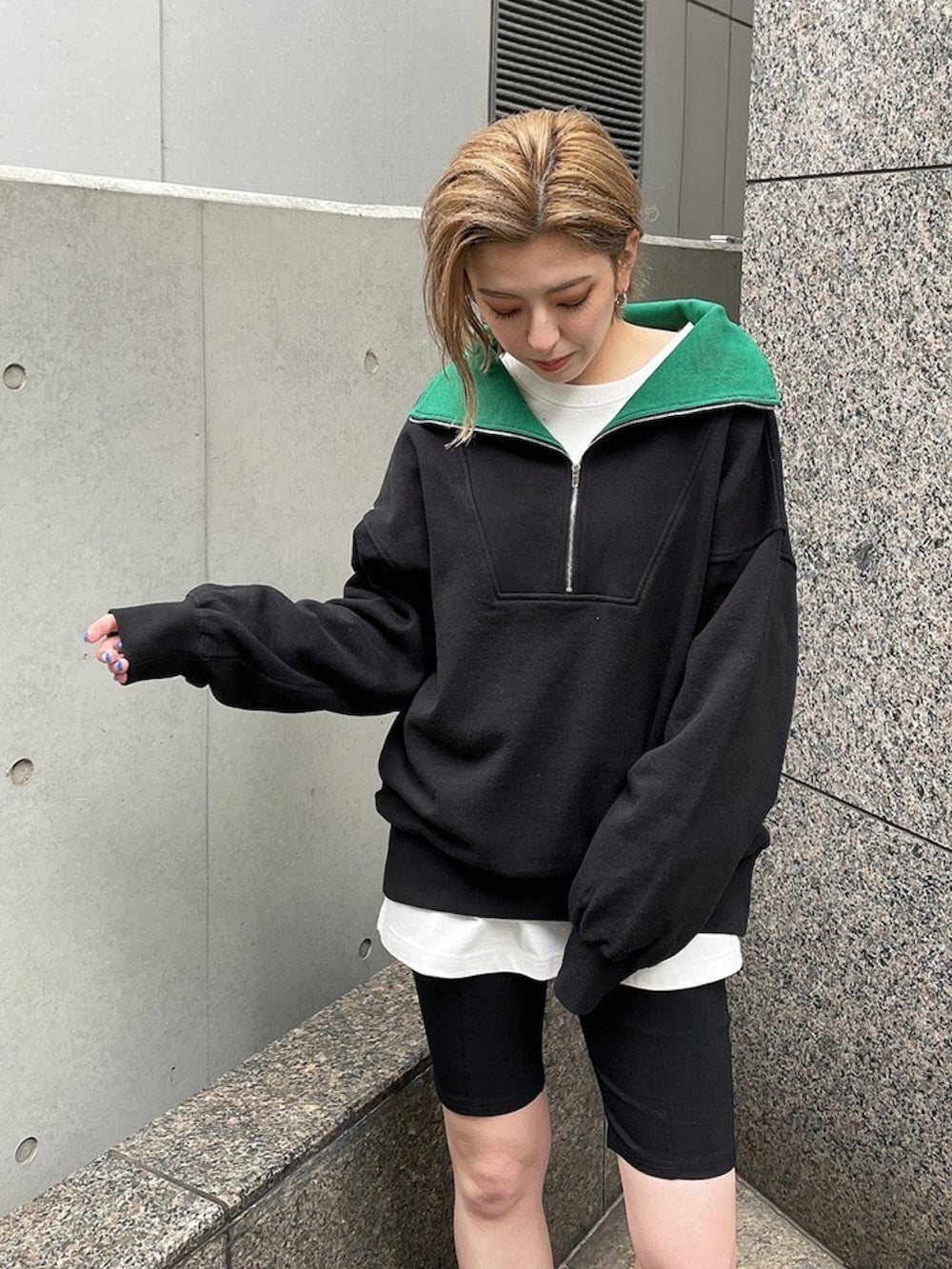 ブラック系のスウェット、ホワイト系のTシャツ/カットソー、ブラック系のその他パンツを着用したレディースの春コーディネートの2枚目の写真