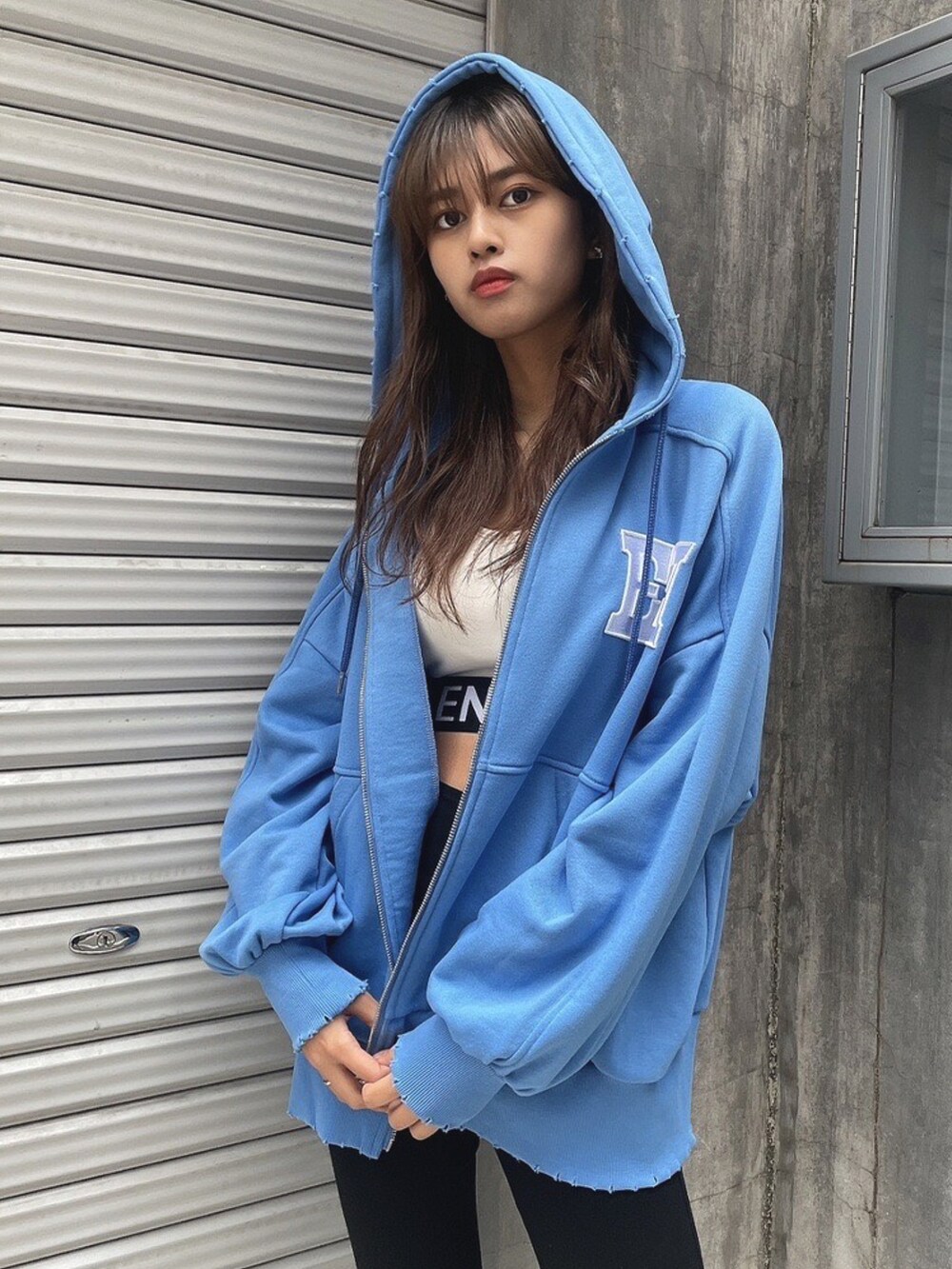 ブルー系のパーカー、ブラック系のその他パンツ、ブラック系のサンダルを着用したレディースの春コーディネートの5枚目の写真