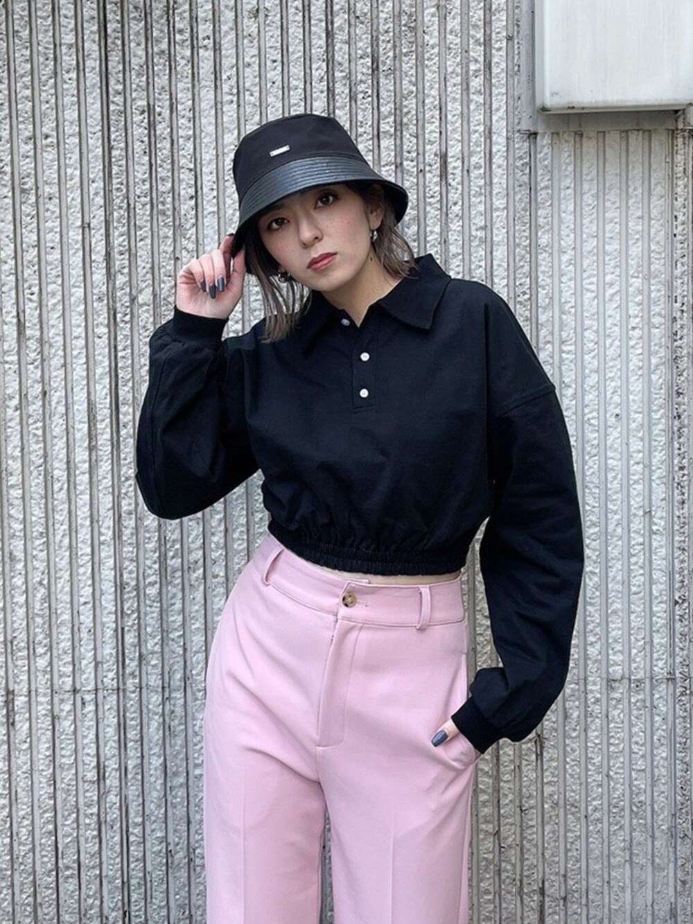 ブラック系のTシャツ/カットソー、ピンク系のその他パンツを着用したレディースの冬コーディネートの2枚目の写真