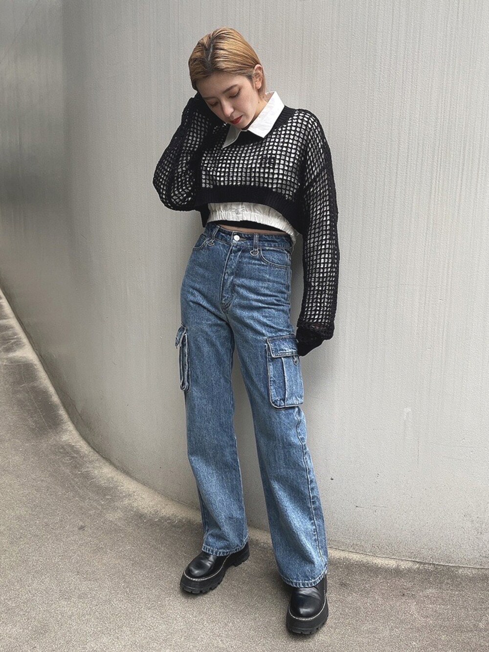 ホワイト系のシャツ/ブラウス、ブラック系のニット/セーター、ブルー系のデニムパンツを着用したレディースの春コーディネートの2枚目の写真