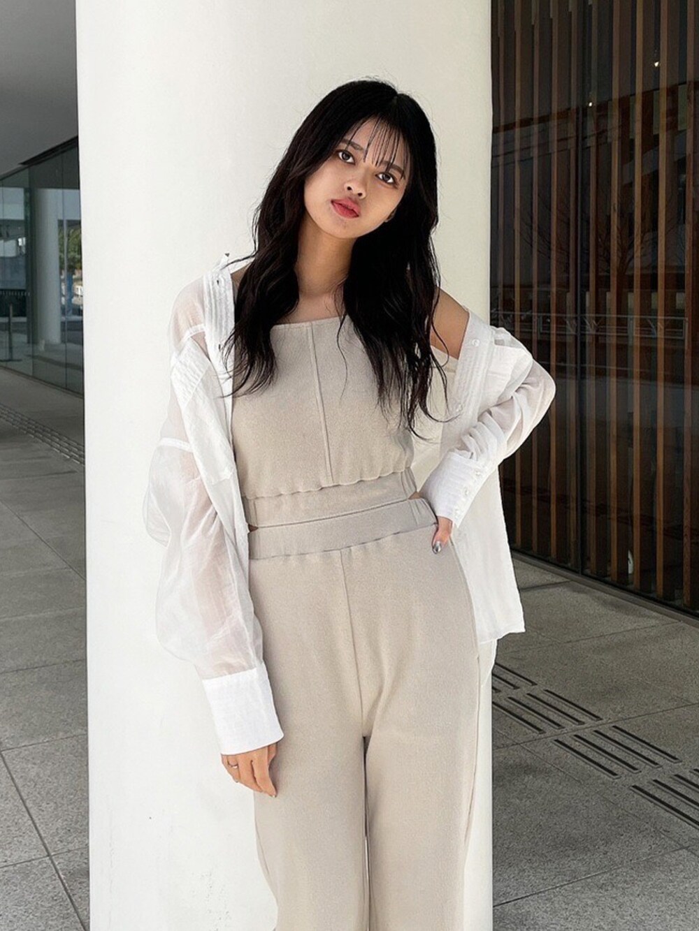 ベージュ系のつなぎ/オールインワン、ホワイト系のシャツ/ブラウス、ブラック系のその他シューズを着用したレディースの春コーディネートの2枚目の写真