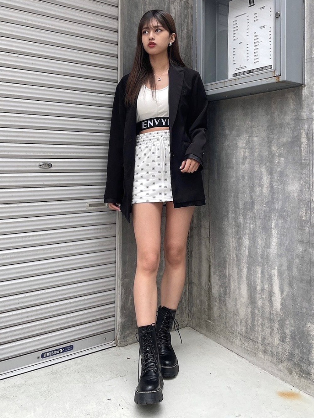 「ENVYM、ENVYMコーデ、オトナ女子、ゆるコーデ、春カラー、春、カジュアルコーデ、テーラードジャケット、スウェットコーデ、オトナカワイイ、雨の日コーデ、ブラック、総ロゴ、韓国ファッション、タイトスカート」｜「ENVYMのＥＮＶＹＭロゴタンク（タンクトップ、ホワイト系）」を使った、envym_officialさん（レディース・160cm）の春コーディネートの2枚目の写真